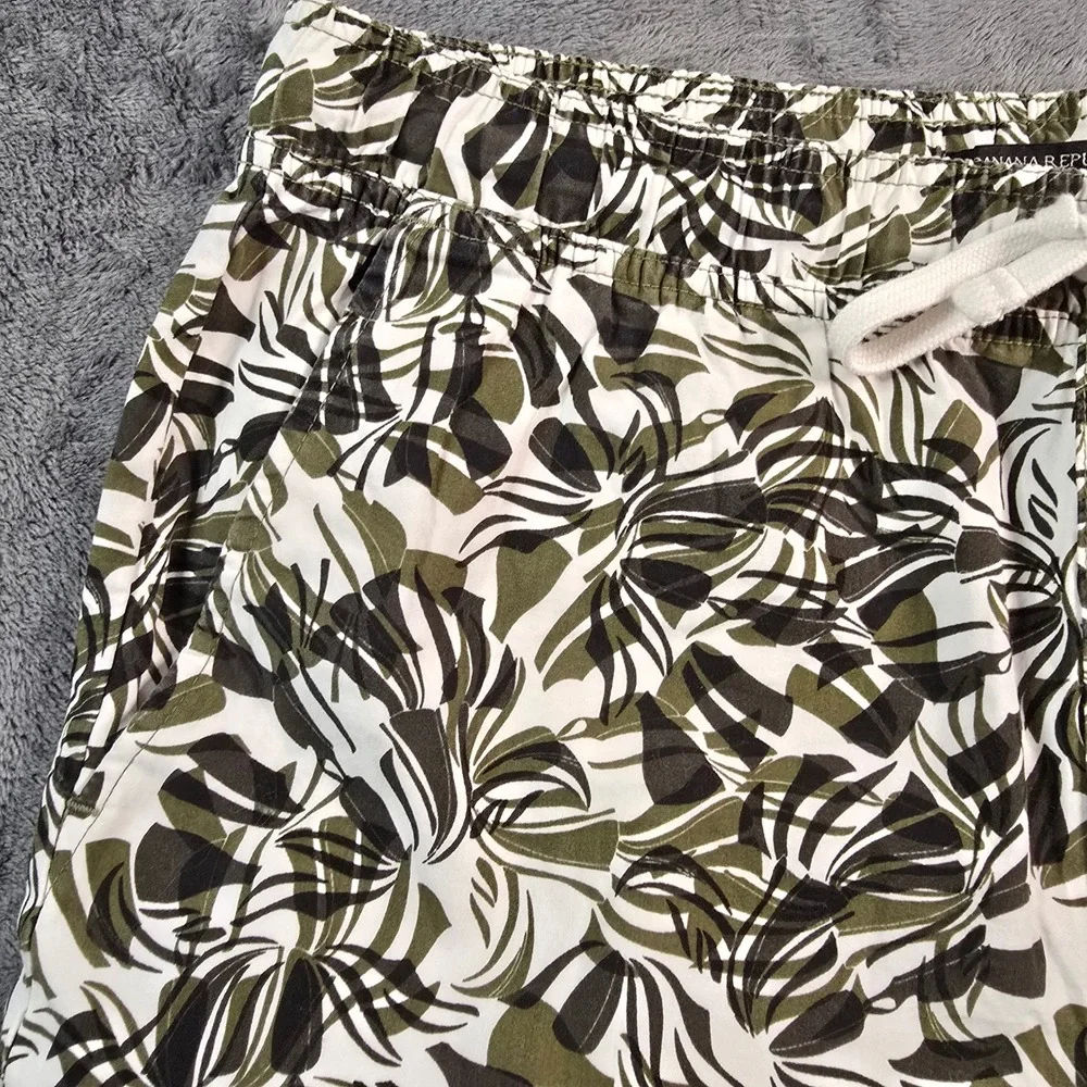 Banana Republic Deck Shorts Men's 34 Olive Shapes Tropical Print Organic Cotton‎